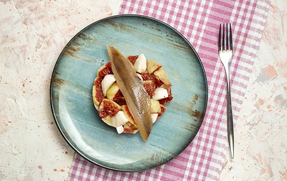 Tartar de higos con anchoas y mozzarela