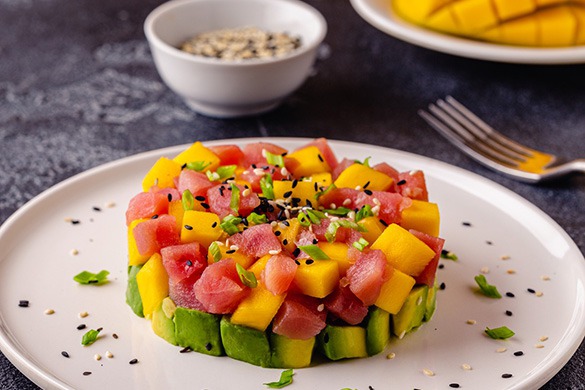 Tartar de atún aguacate y mango